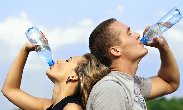 bere acqua durante lo sport fa bene.